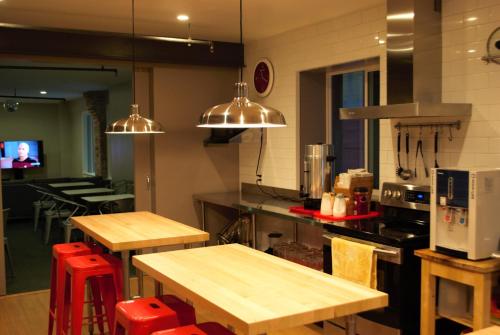 Kitchen, Orange Village Hostel in San Francisco (CA)