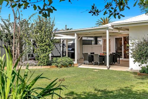 Daisy's Beachside Cottage-Picnic Garden & Games in Port Noarlunga South