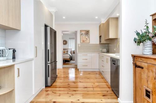 Daisy's Beachside Cottage-Picnic Garden & Games in Port Noarlunga South