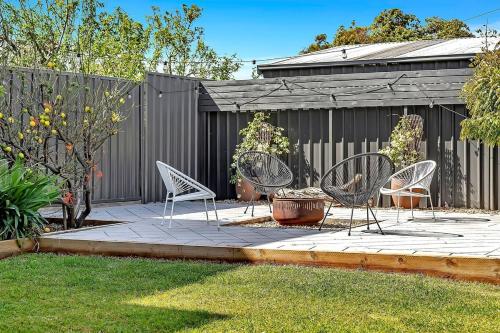 Daisy's Beachside Cottage-Picnic Garden & Games in Port Noarlunga South