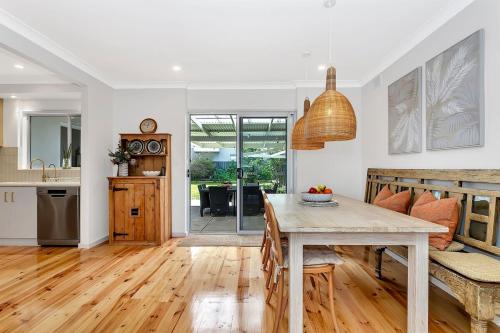 Daisy's Beachside Cottage-Picnic Garden & Games in Port Noarlunga South