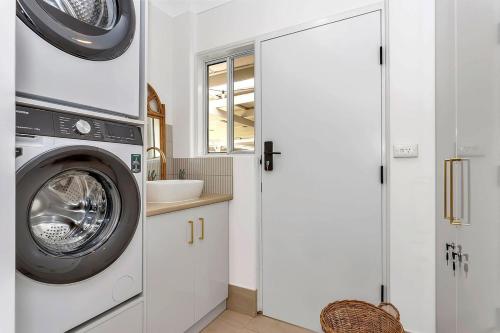 Daisy's Beachside Cottage-Picnic Garden & Games in Port Noarlunga South