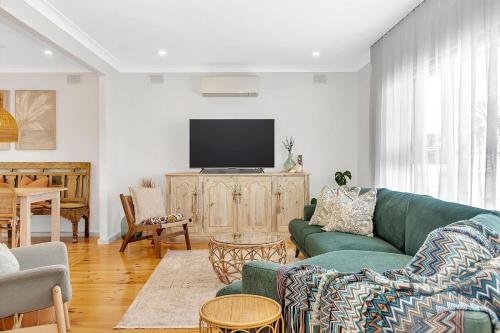 Daisy's Beachside Cottage-Picnic Garden & Games in Port Noarlunga South