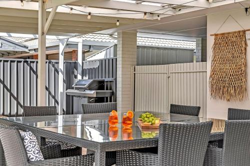 Daisy's Beachside Cottage-Picnic Garden & Games in Port Noarlunga South