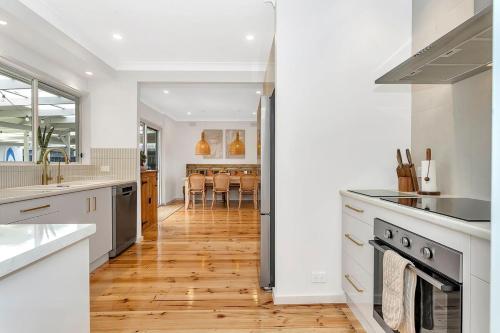 Daisy's Beachside Cottage-Picnic Garden & Games in Port Noarlunga South
