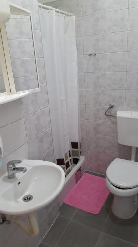 1 double bed, 3 twin beds