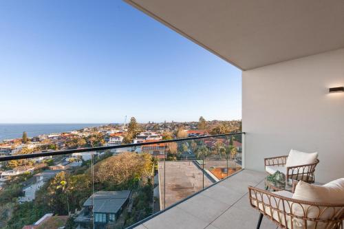 Modern 1-Bed with Tamarama Beach Views - image 2