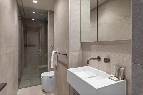 Modern 1-Bed with Tamarama Beach Views - image 8