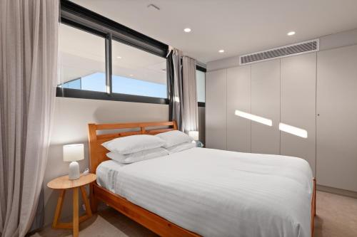 Modern 1-Bed with Tamarama Beach Views - main image
