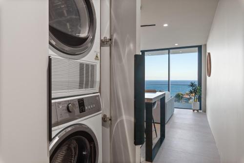 Modern 1-Bed with Tamarama Beach Views - image 5