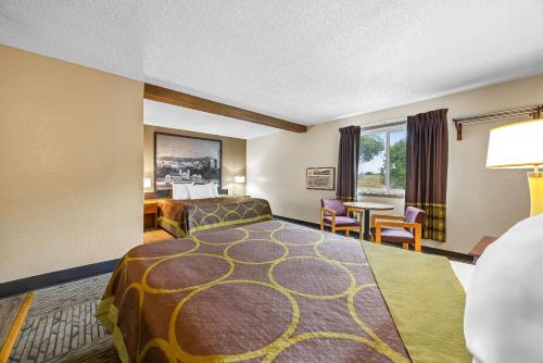 Super 8 by Wyndham Cos/Hwy. 24 E/PAFB Area - image 12