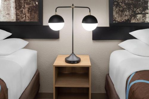 Super 8 by Wyndham San Antonio/Alamodome Area - image 7