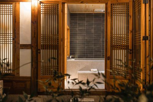 Luxury Hanok Warm Nest Retreat, Seúl