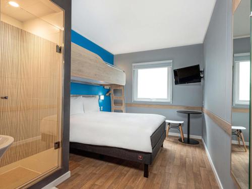 1 double bed, 1 twin bed