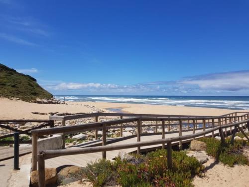 Magoito Beach-Beautiful Walkways and Fossil Cliffs in มาโกยโต