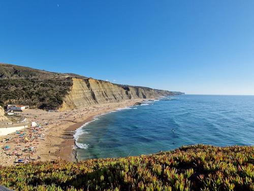 Magoito Beach-Beautiful Walkways and Fossil Cliffs in มาโกยโต