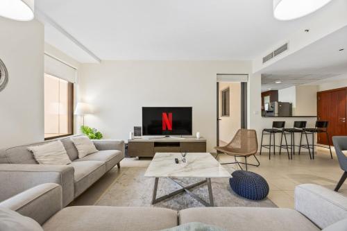 Stylish JBR Apartment, Steps from the Beach, Dubai (photo 8)