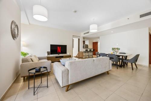 Stylish JBR Apartment, Steps from the Beach, Dubai (photo 7)
