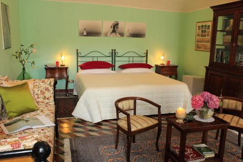 1 king bed, 1 twin bed