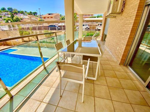 Modern apartment with pool close to the beach.