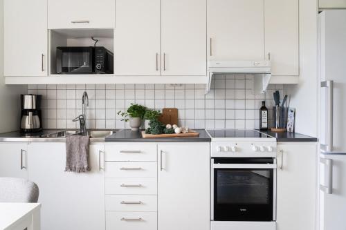Guestly Homes - Homely 1BR Apartment in Lulea Külváros