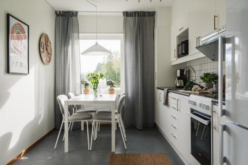 Guestly Homes - Homely 1BR Apartment in Lulea Külváros