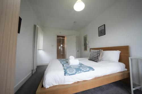 Private on suites- Private Bathroom every room-1 Bus to Heathrow Airport