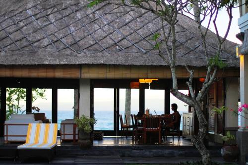 Villa Anjani - Oceanfront Villa, With Private Garden and Cook - Candidasa