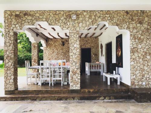 villa niha in Uyombo