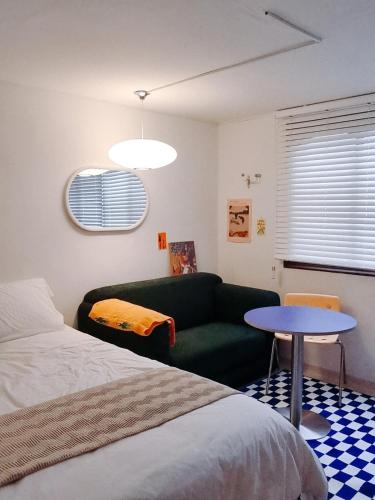 DMC St, Hongik University Station, Cozy 2rooms, Luxury Mattress, 3 minutes by Airport Railroad, Seoul