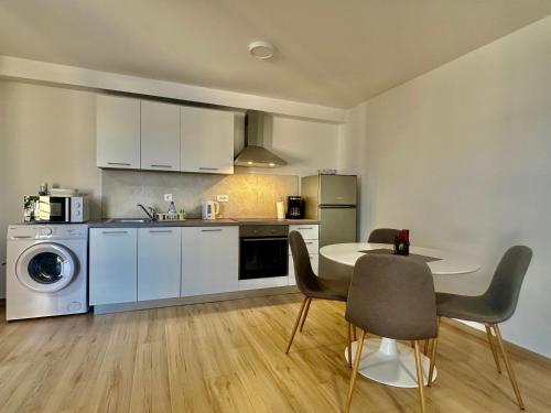Apartment First Row in 科馬爾拿