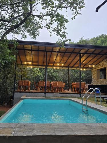 Windy Hills Glamping in Rathnapura