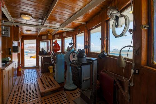 設施, 碼頭水上旅館 (Botel Marina) in 里耶卡