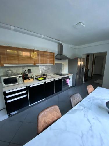 Spacious villa with garden - ideal for groups in Marcinelle