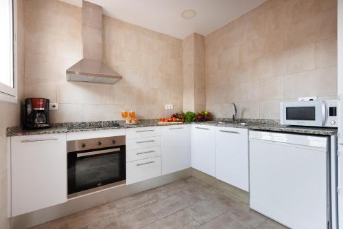 Elegance and Comfort in Barcelona 4Bedroom Apartment in the Most Exclusive Area - image 4
