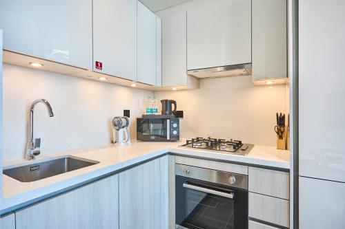 STAY BY LATINEM Luxury 1BR Holiday Home CB 3306 Near Burj Khalifa, Dubaj (zdjęcie 7)