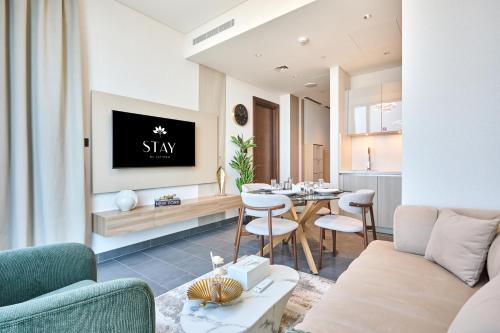 STAY BY LATINEM Luxury 1BR Holiday Home CB 3306 Near Burj Khalifa, Dubaj (zdjęcie 2)