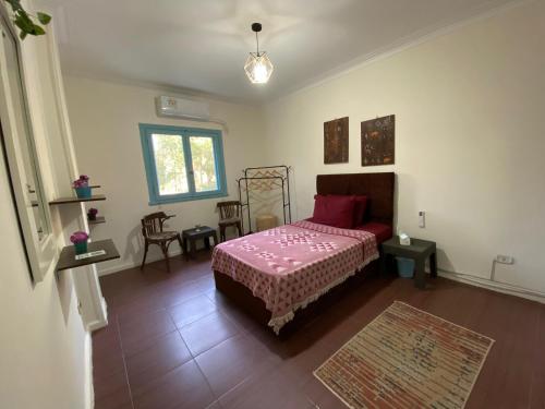Restful Nook room in The Treehouse, Il Cairo