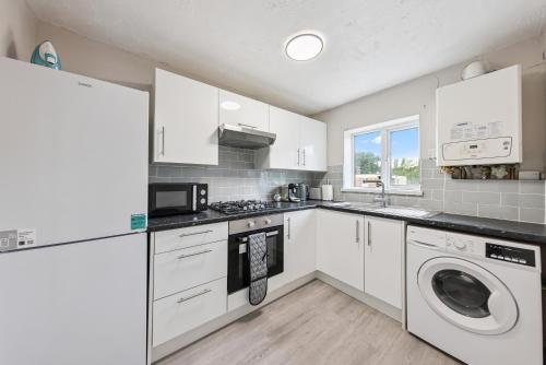 3Bed, Sleeps 7, TV in Each Room, Garden, Parking, Basildon (photo 2)