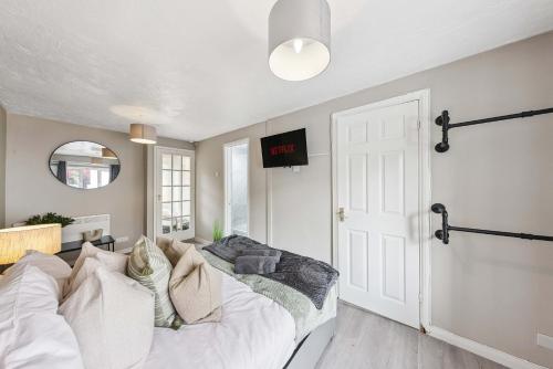 3Bed, Sleeps 7, TV in Each Room, Garden, Parking, Basildon (photo 5)