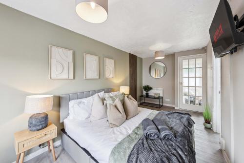 3Bed, Sleeps 7, TV in Each Room, Garden, Parking, Basildon (photo 7)