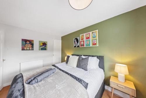 3Bed, Sleeps 7, TV in Each Room, Garden, Parking, Basildon (photo 6)