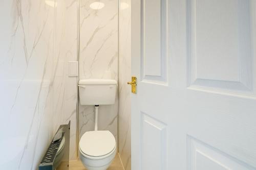 3Bed, Sleeps 7, TV in Each Room, Garden, Parking, Basildon (photo 8)