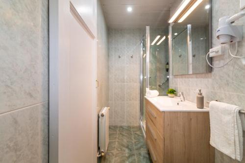 Central & Fully Equipped Apartment in Eixample Next to Metro, Sleeps 5, Barcelona (zdjęcie 6)