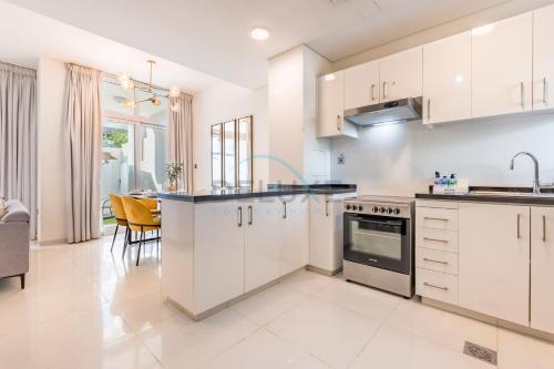 Furnished 3-Bedroom Townhouse, Just Minutes Drive from Al Marmoom Heritage Village and Popular Dubai Attractions, Albizia, Damac Hills 2 by Deluxe Holiday Homes, Dubai (foto 2)
