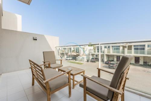 Furnished 3-Bedroom Townhouse, Just Minutes Drive from Al Marmoom Heritage Village and Popular Dubai Attractions, Albizia, Damac Hills 2 by Deluxe Holiday Homes, Dubai (photo 6)