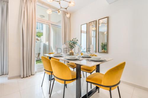 Furnished 3-Bedroom Townhouse, Just Minutes Drive from Al Marmoom Heritage Village and Popular Dubai Attractions, Albizia, Damac Hills 2 by Deluxe Holiday Homes, Dubai (foto 4)