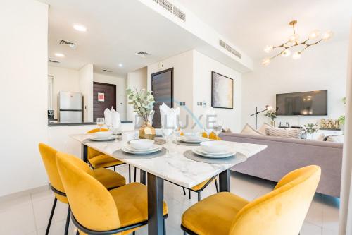Furnished 3-Bedroom Townhouse, Just Minutes Drive from Al Marmoom Heritage Village and Popular Dubai Attractions, Albizia, Damac Hills 2 by Deluxe Holiday Homes, Dubai (foto 5)