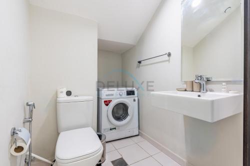 Furnished 3-Bedroom Townhouse, Just Minutes Drive from Al Marmoom Heritage Village and Popular Dubai Attractions, Albizia, Damac Hills 2 by Deluxe Holiday Homes, Dubai (foto 10)