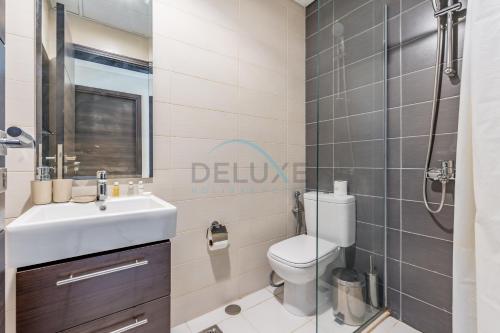 Furnished 3-Bedroom Townhouse, Just Minutes Drive from Al Marmoom Heritage Village and Popular Dubai Attractions, Albizia, Damac Hills 2 by Deluxe Holiday Homes, Dubai (photo 8)